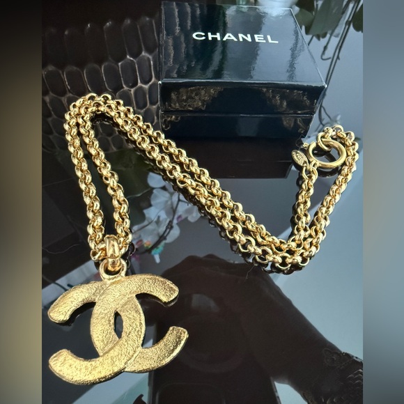 CHANEL Jewelry - LOT 2082 24K gold plated CHANEL vintage necklace CC